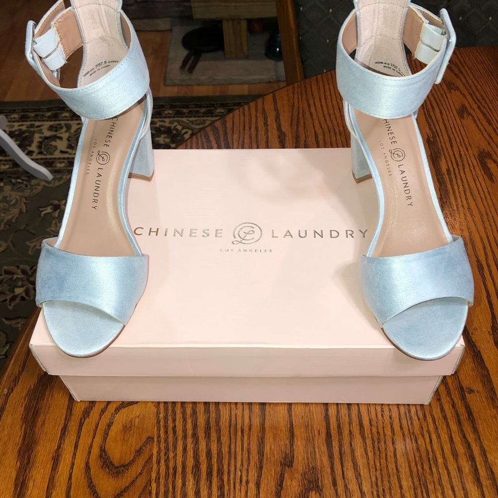 BNIB CHINESE LAUNDRY SIZE 7 SKY BLUE FINE SUEDE OPEN TOE SANDAL - Picture 5 of 5